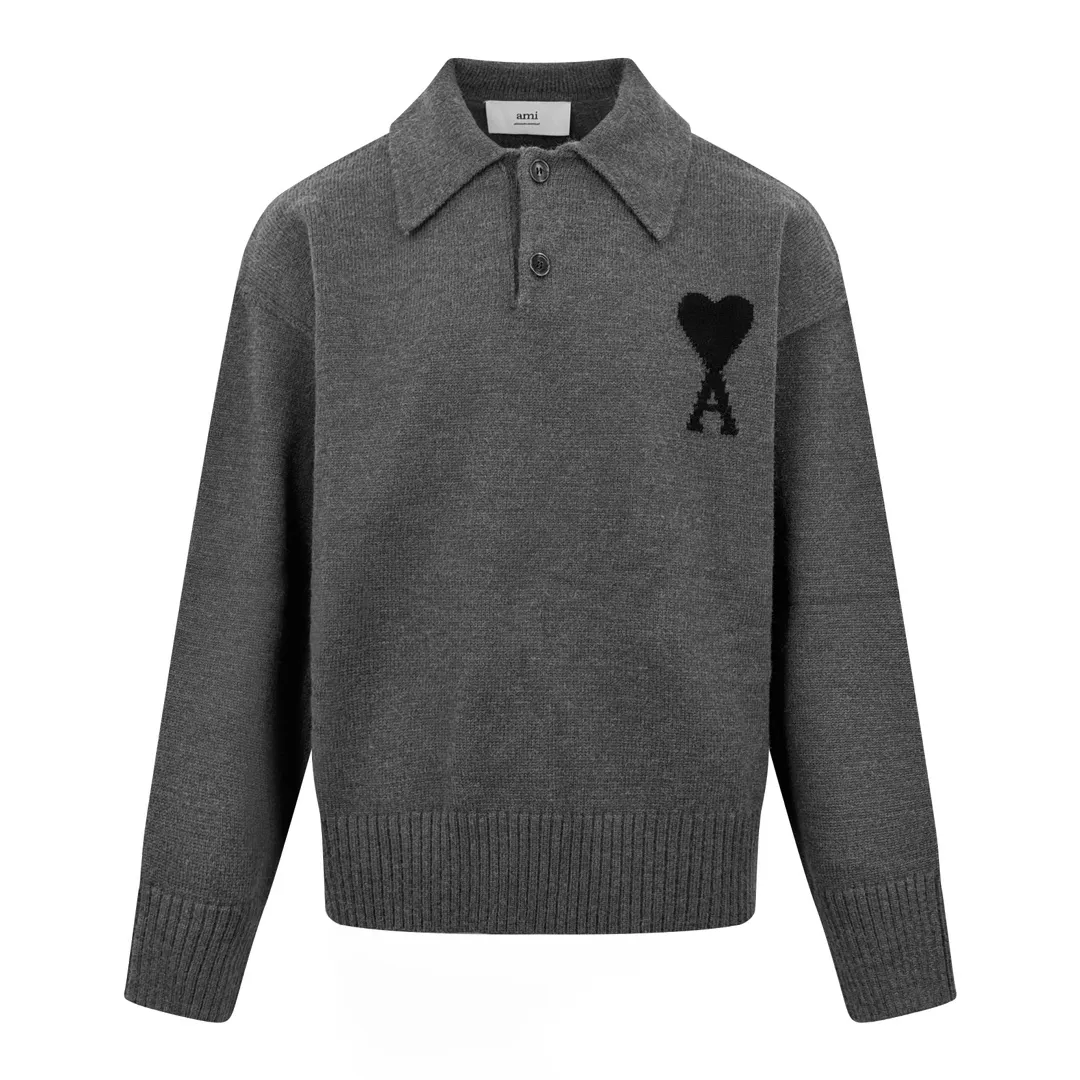 Ami Paris love jacquard woolen Polo shirt, custom-woven luxurious Merino wool, soft and delicate, comfortable and close to the skin, using high-grade gray as ink, calm and restrained, a contrasting love heart jumps on the chest, quietly exuding its own charming halo, the brand is highly recognizable. The design of the Polo collar is neat and capable, perfectly blending French laziness and modern fashion. It is the ultimate simplification of color, and conveys the love and persistence of life. Meet the ultimate simplicity, the well-deserved king of Versatile. Process 1: Jacquard tissue imported from Germany. Precisely control the arrangement and interweaving of yarns. Carefully interweave on the loom. Ami love jacquard artistic pattern inlay. The fabric is more vivid and three-dimensional. Process 2: Softening and deodorizing process of ready-made clothes. Use professional washing equipment and specific detergents to deep clean and deodorize clothes. Improve the feel and appearance of clothes. Accessories: Customized 1:1 Ami Horn buckle customized 1:1 Ami trademark version: loose version Size: S M L XL Style number: 25366